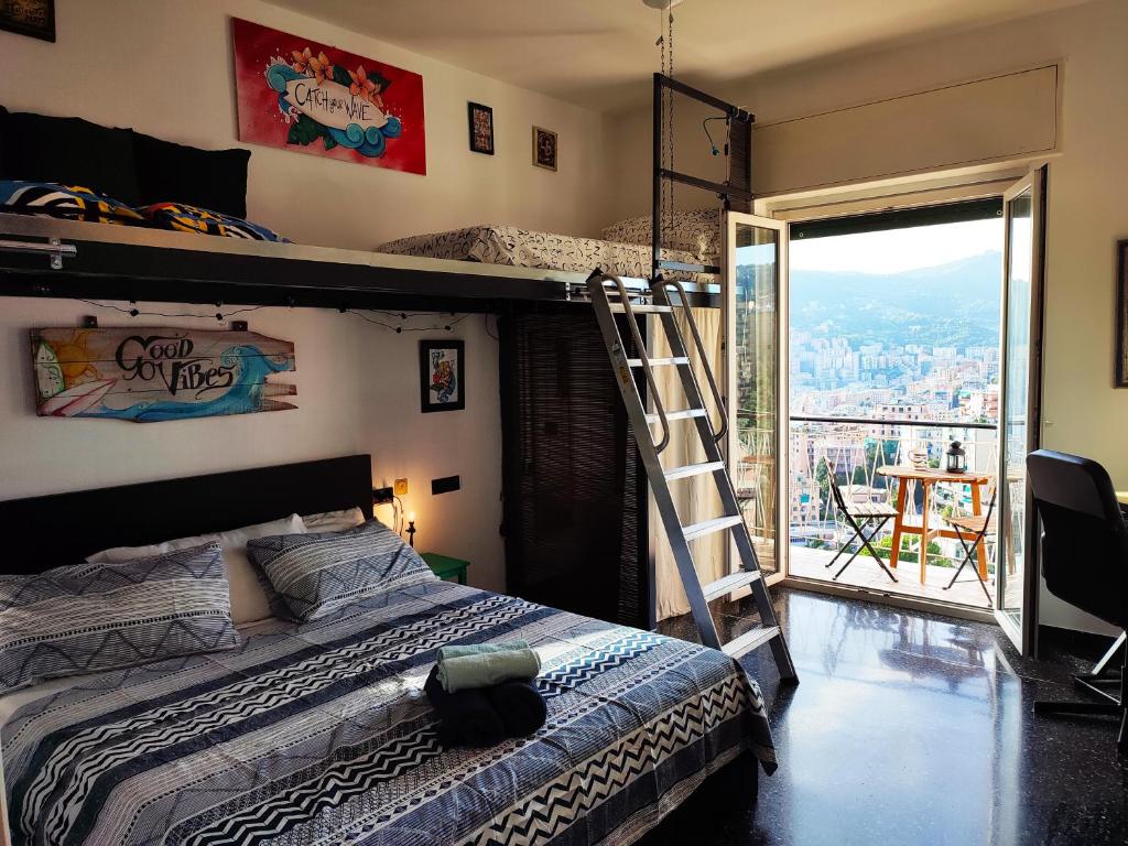 um quarto com um beliche e uma escada em Donny Dude Panorama em Génova