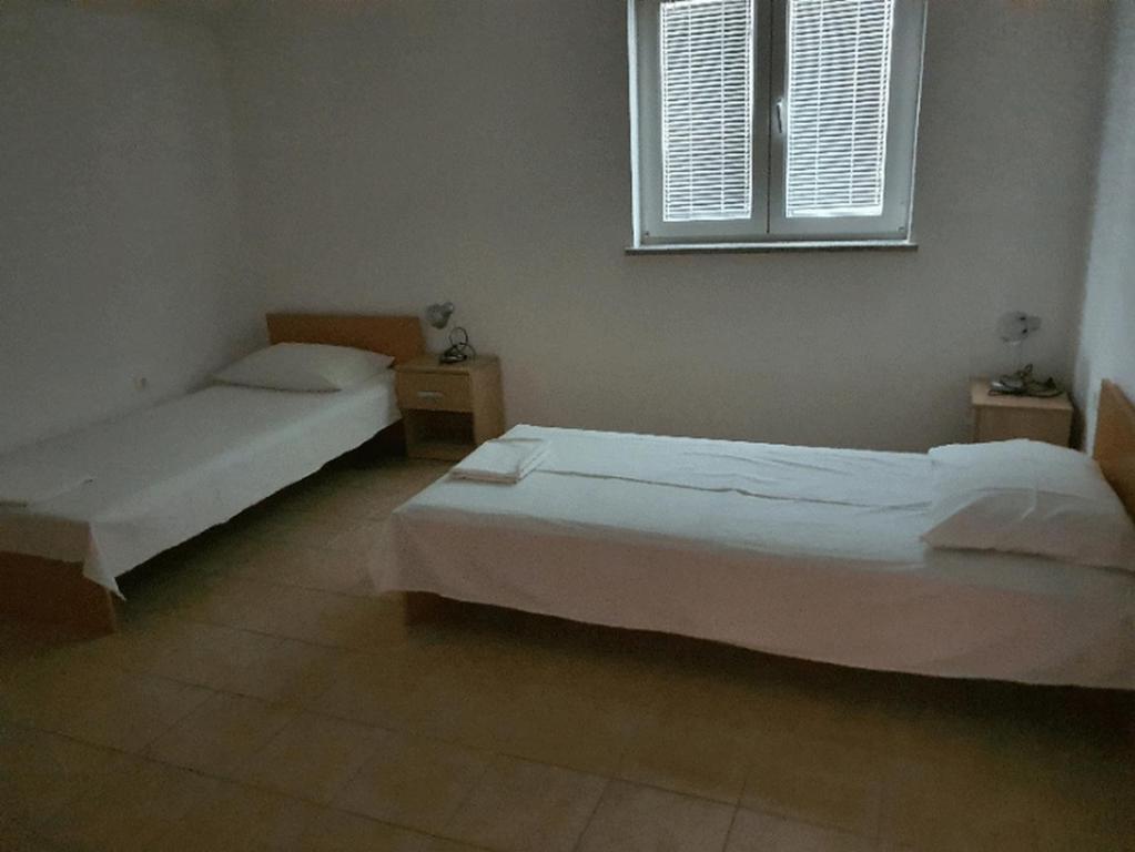 Postel nebo postele na pokoji v ubytování Apartments with a swimming pool Zubovici, Pag - 9365