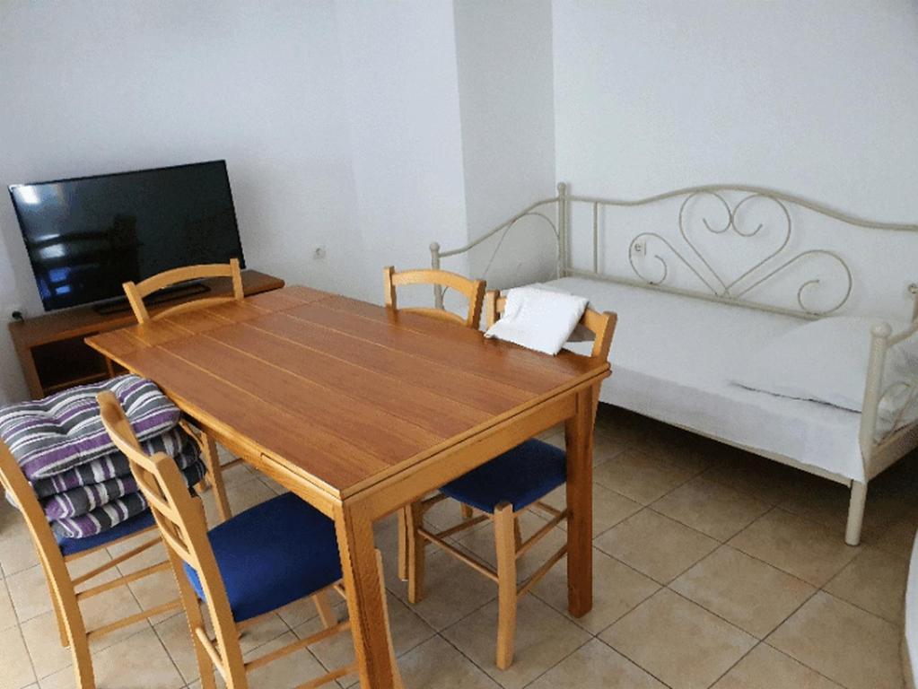 TV a/nebo společenská místnost v ubytování Apartments with a swimming pool Zubovici, Pag - 9365