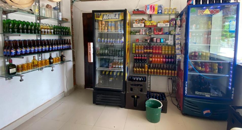 una tienda con una máquina de refrescos en una tienda en HOTEL SAN NICOLÁS, en Cereté