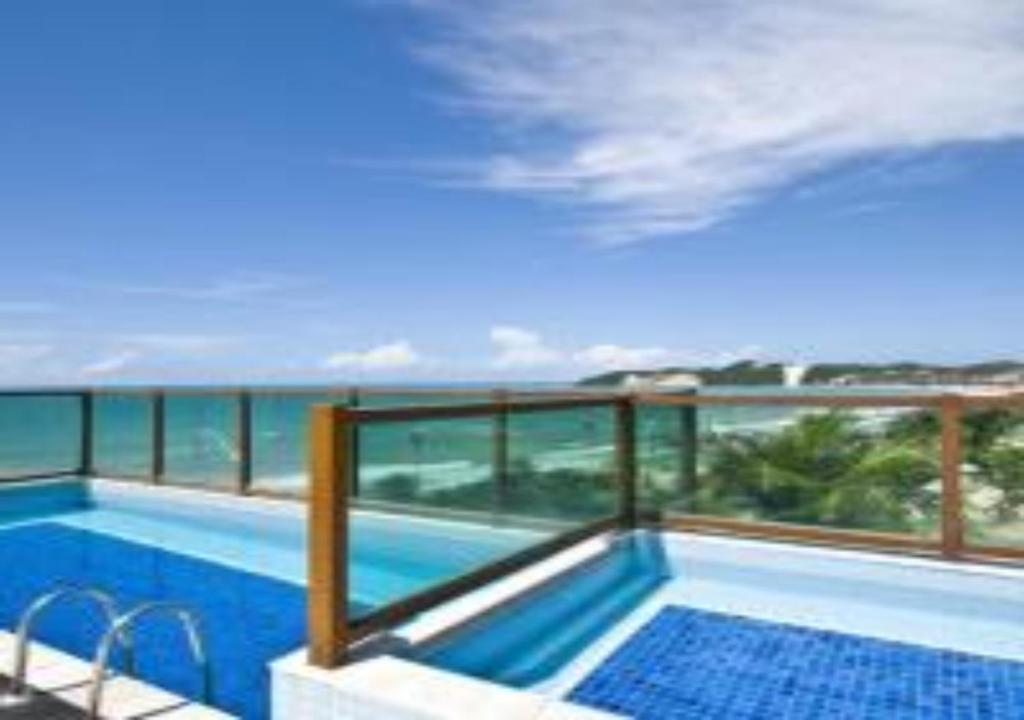 una piscina con vistas al océano en Araça Praia Flat - Ap 507 - Vista Mar, en Natal
