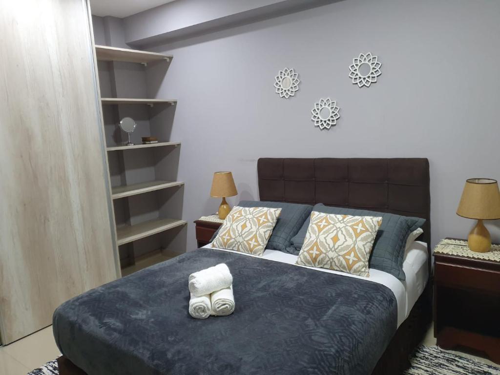- une chambre avec un lit et 2 serviettes dans l'établissement Martina Apart, à Puerto Iguazú