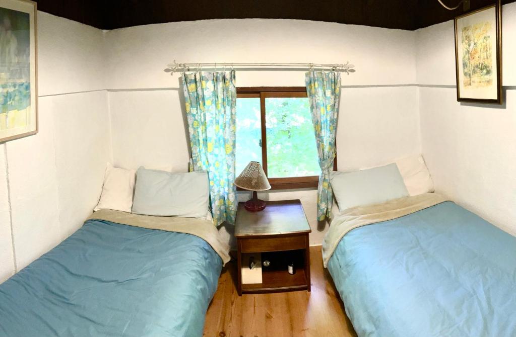 Postel nebo postele na pokoji v ubytování Gallery HARA and guest house