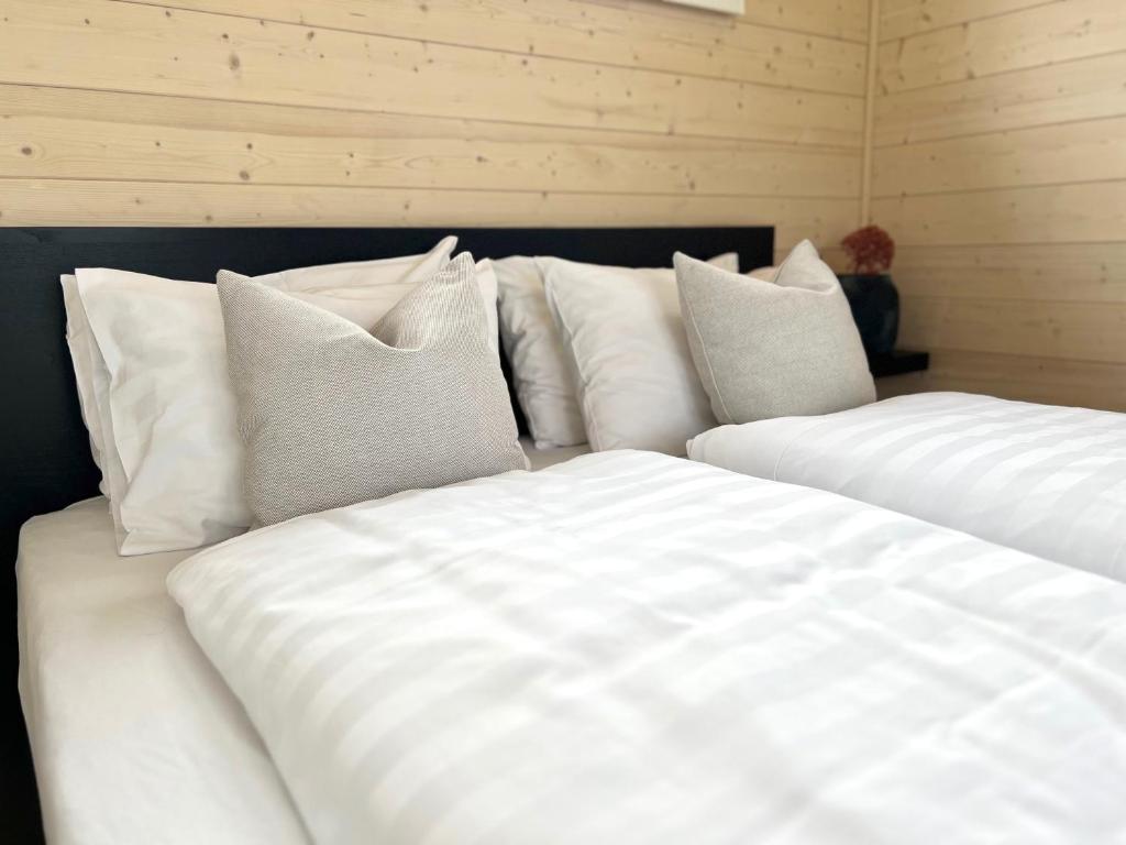 Rúm í herbergi á REY Stays - Small & Cozy Studio