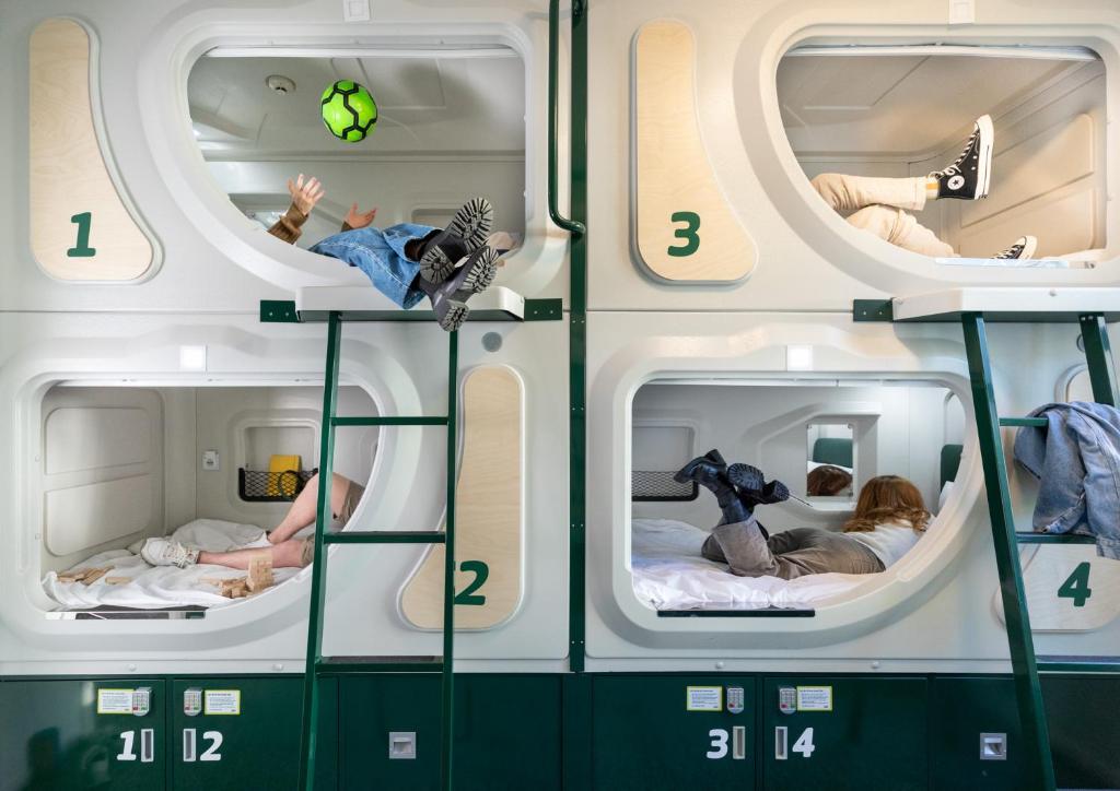 un grupo de personas en camas en una habitación en LyLo Queenstown en Queenstown