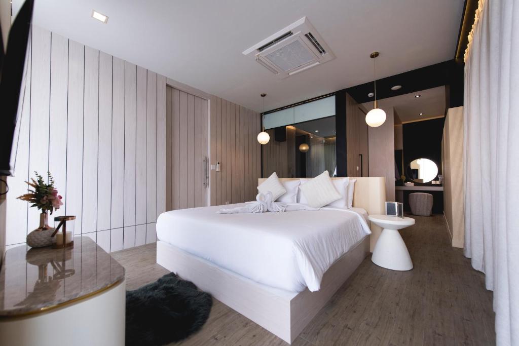 Postel nebo postele na pokoji v ubytování Qlosest Hotel