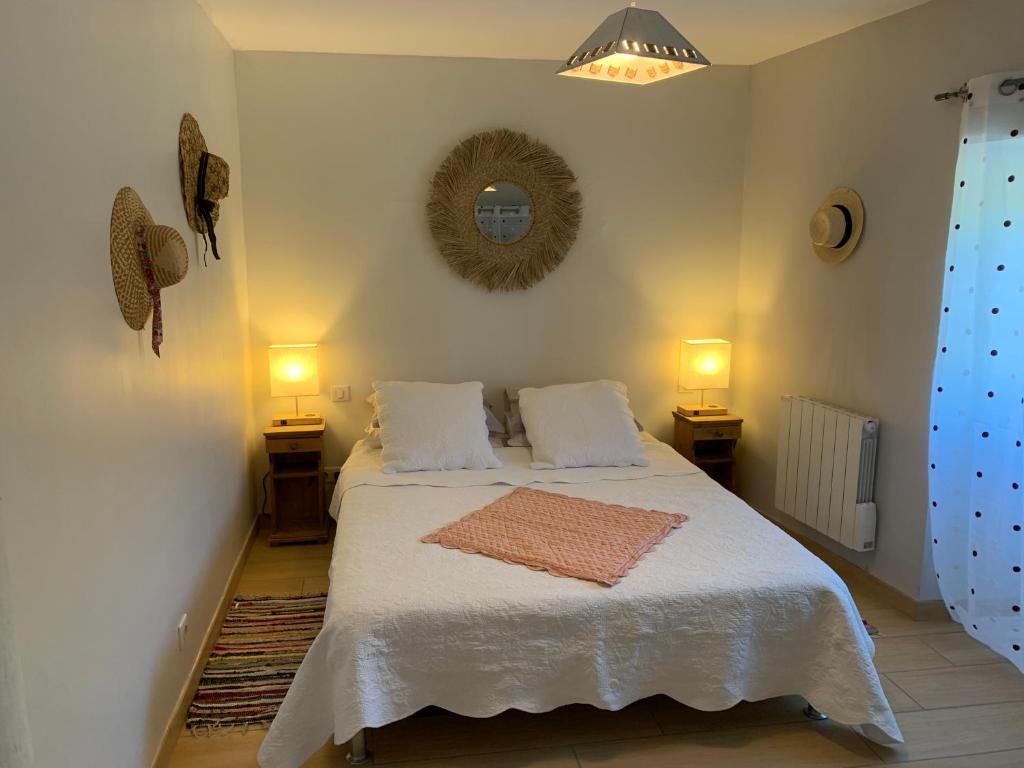 1 dormitorio con 1 cama con 2 mesas y 2 lámparas en Clos PIMI en Monbazillac