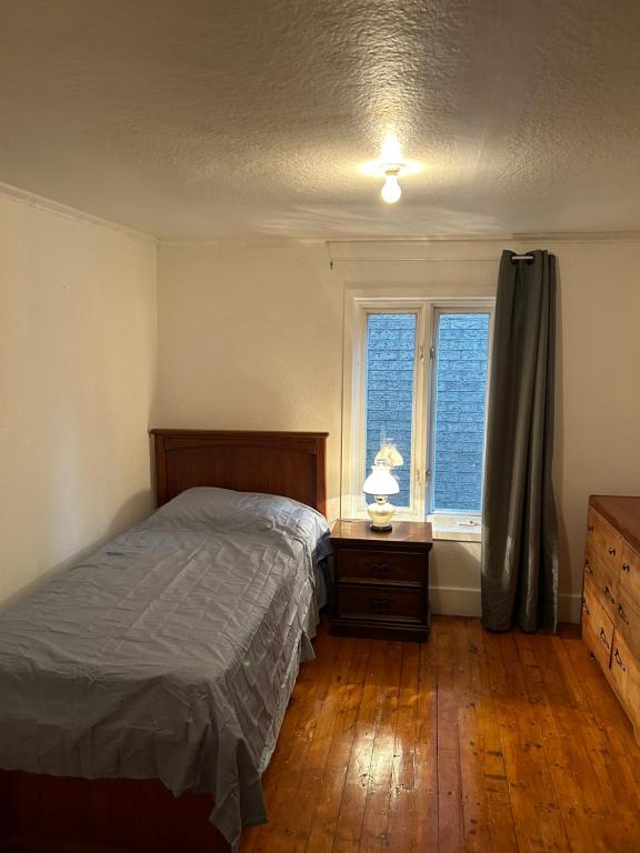 um quarto com uma cama e uma janela em Chez moi em Montmagny