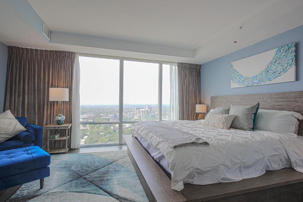 een slaapkamer met een groot bed en grote ramen bij Luxury view in Toronto Downtown 3 Bedroom 2.5 Bathroom 1 Parking in Toronto