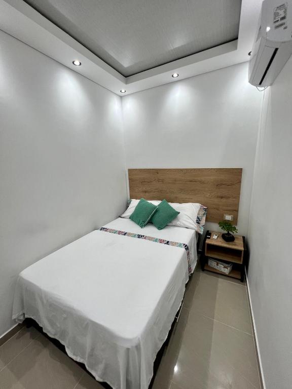 Postel nebo postele na pokoji v ubytování HOTEL TORRE DELUXE ¨SANTORINI¨