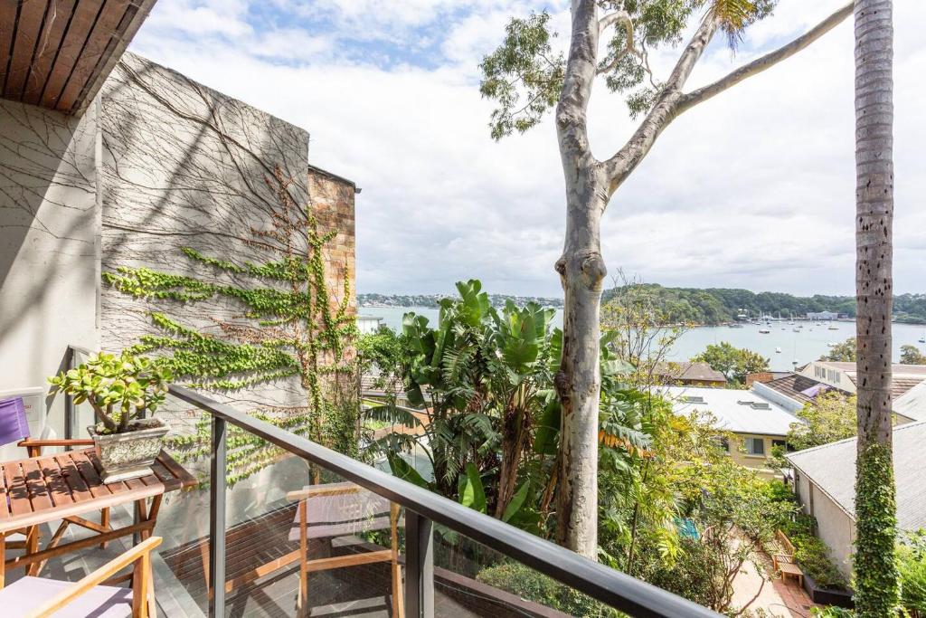 Gallery image of Bright & Breezy Harbour Views at McMahons Point in Sydney