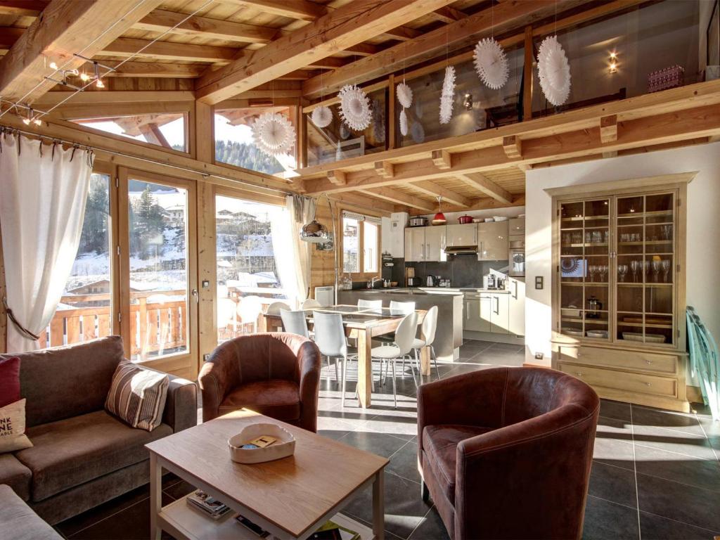 ein Wohnzimmer mit Ledersesseln und einem Tisch in der Unterkunft Appartement Morzine, 4 pièces, 8 personnes - FR-1-754-18 in Morzine