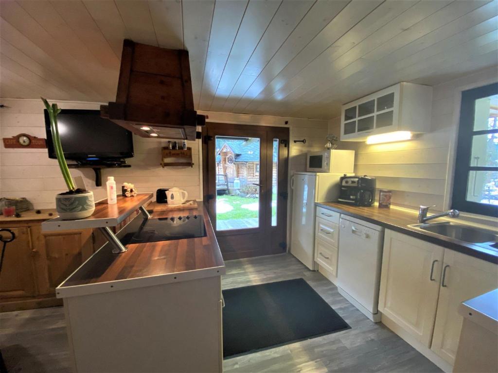 une cuisine avec un évier et un plan de travail dans l'établissement Appartement 2 pièces, 5 min du téléphérique Avoriaz, navette gratuite, parking, jardin, services inclus - FR-1-754-41, à Morzine