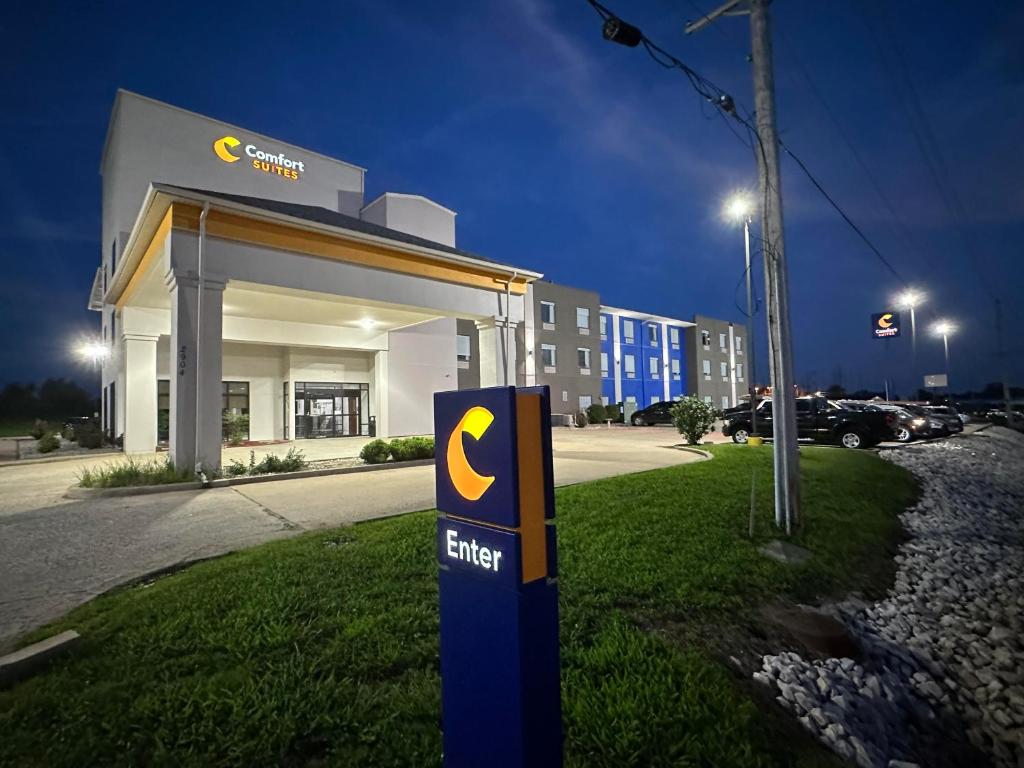 a cnty energy sign in front of a building at Comfort Suites Jackson-Cape Girardeau in Jackson