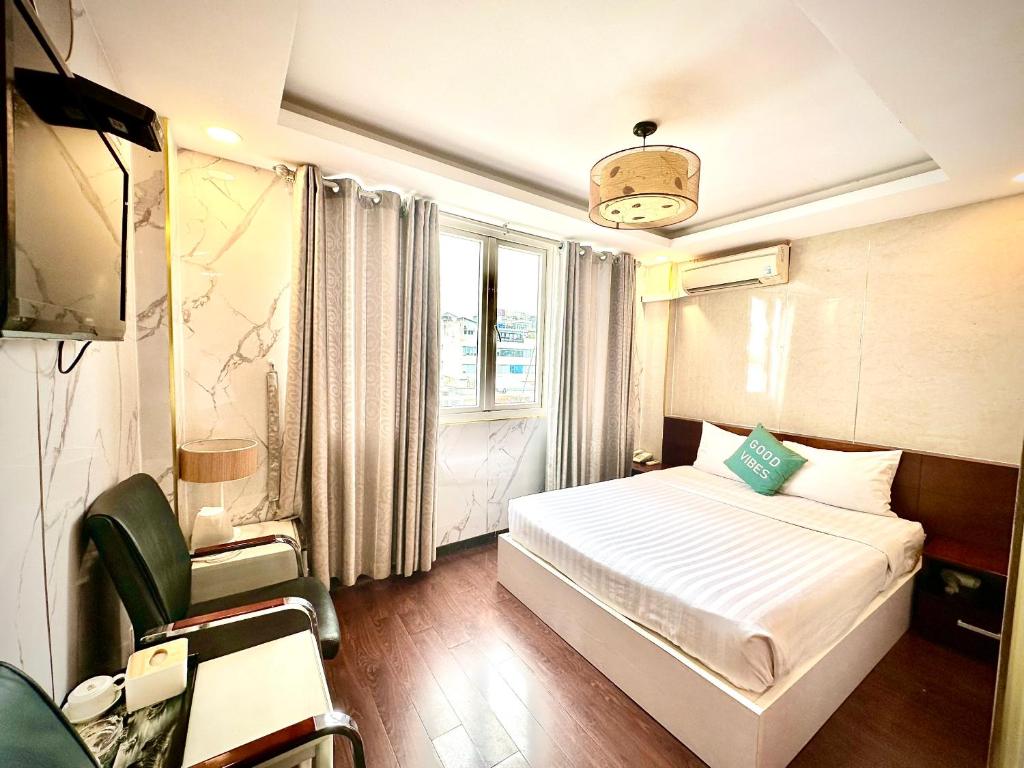 Cette petite chambre comprend un lit et une chaise. dans l'établissement ACE Hotel - Bến Thành, à Hô-Chi-Minh-Ville