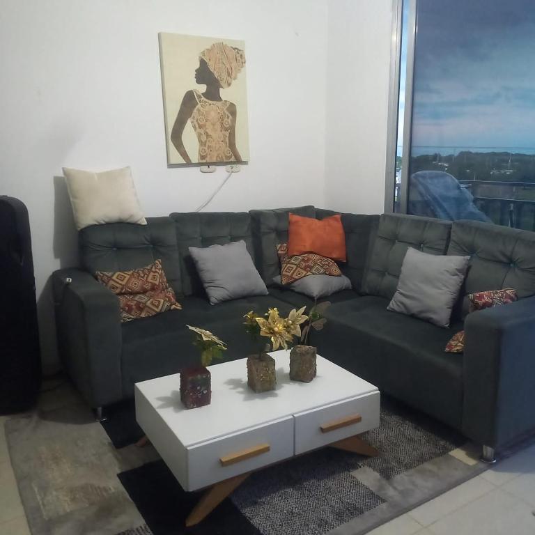 a living room with a couch and a coffee table at Apartamento entero Valledupar in Valledupar