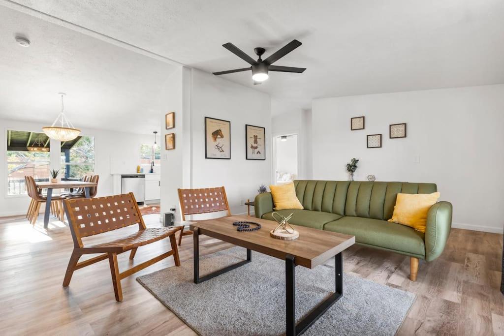 uma sala de estar com um sofá verde e uma mesa em Starlight Horizon M - The Jackrabbit em Canyon Lake
