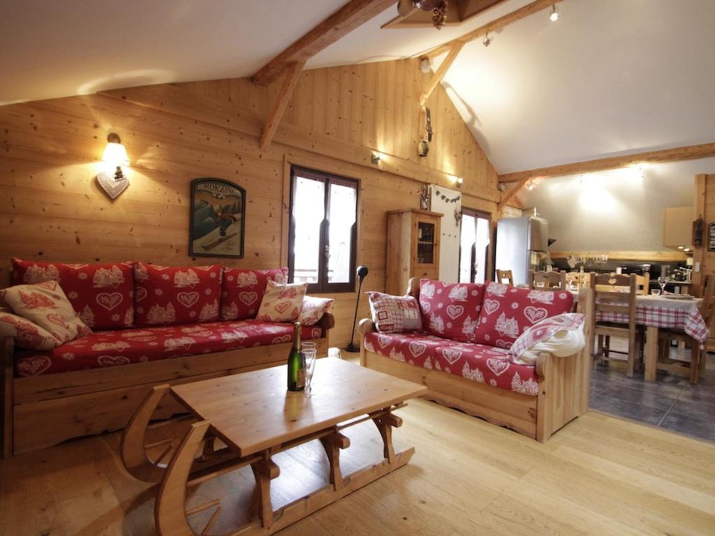 a living room with red couches and a table at Appartement Morzine, 3 pièces, 6 personnes - FR-1-754-54 in Morzine