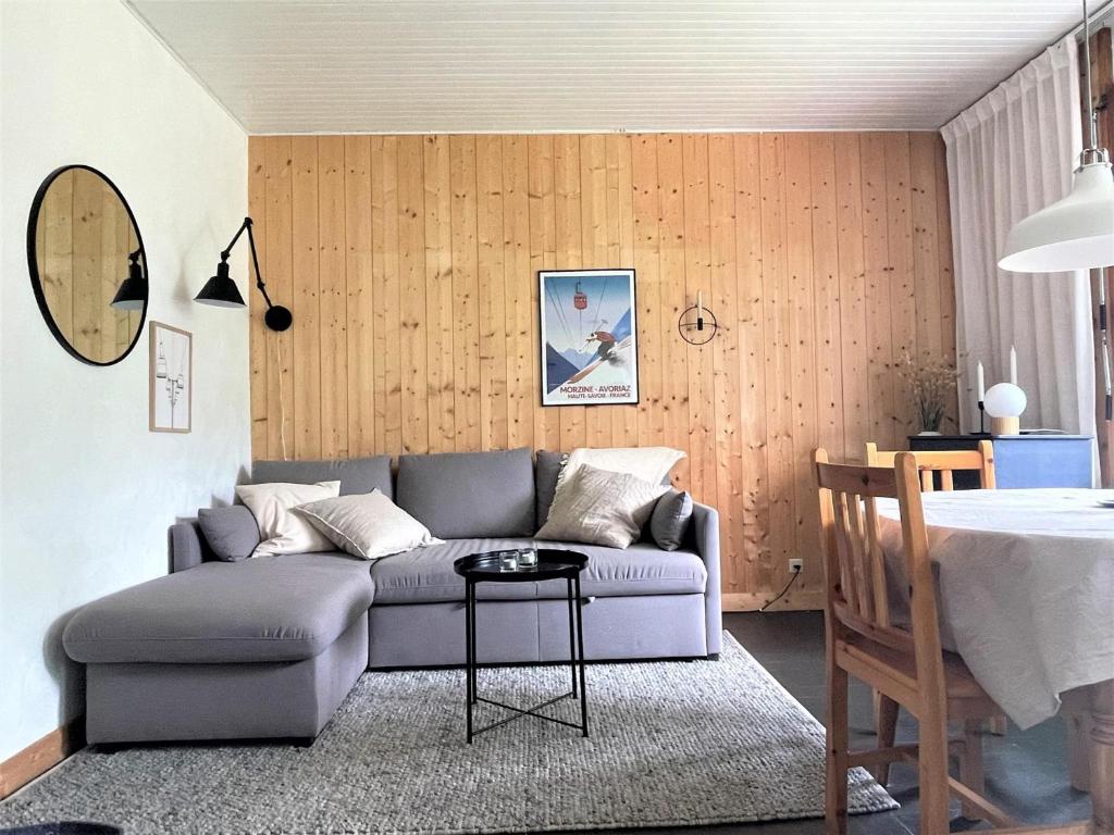 a living room with a couch and a table at Appartement Morzine, 2 pièces, 4 personnes - FR-1-754-53 in Morzine