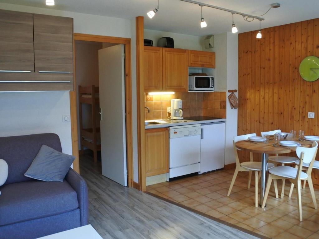 Il comprend un salon et une cuisine avec une table et un canapé. dans l'établissement Studio cosy à 200m du centre et des pistes - Morzine - FR-1-754-70, à Morzine