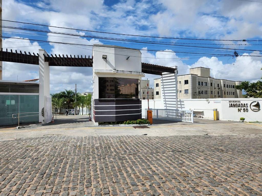a building on a street with a brick road at Apartamento Compacto Mobiliado in Natal