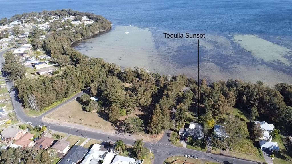 una vista aérea de una playa con el océano en Tequila Sunset Waterfront, en Sanctuary Point