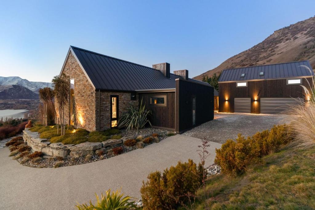 una casa de ladrillo con techo negro en Sicilian Luxury Retreat, en Queenstown