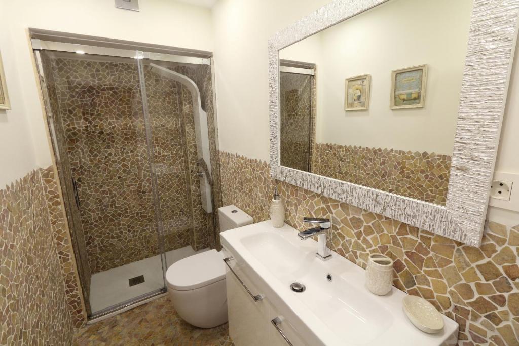 Koupelna v ubytování Sitges Centre Mediterranean House- 5 Bedroom, 4 Bathroom, Terrace Courtyard, Private Rooptop Pool