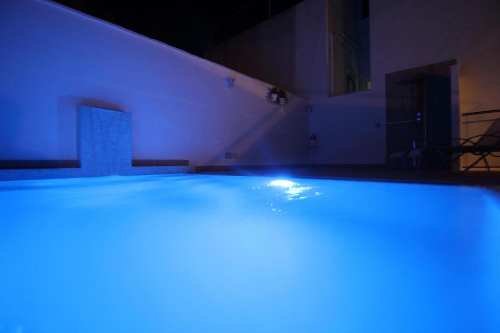 Bazén v ubytování Sitges Centre Mediterranean House- 5 Bedroom, 4 Bathroom, Terrace Courtyard, Private Rooptop Pool nebo v jeho okolí