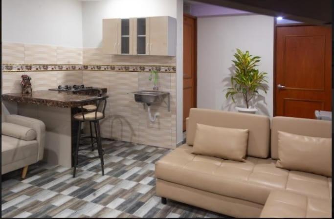 sala de estar con sofá y cocina en TRANSFER VIP HOSTEL, en Lima