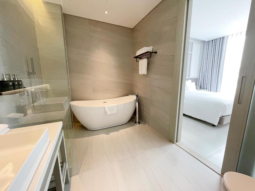 Penthouse Two-Bedroom - Complimentary Daily Afternoon Tea & Welcome Minibar