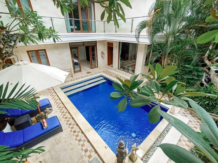 塞米亚克Dzawani Villa Seminyak的一栋房子前面有游泳池