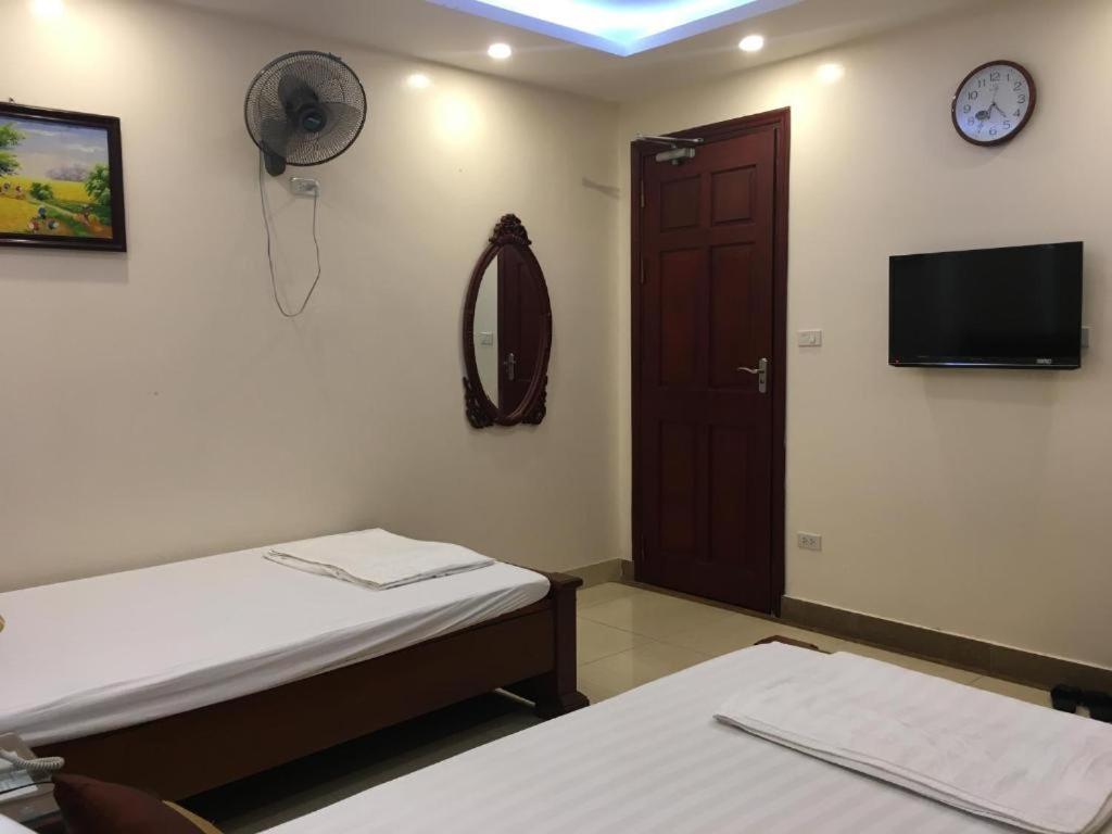 Postel nebo postele na pokoji v ubytování Phúc Quý -149B Lê Duẩn HN - by BAY LUXURY