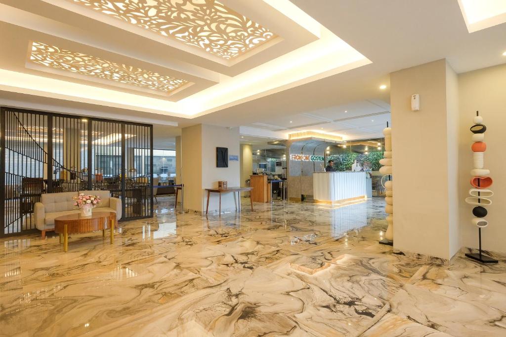 Posezení v ubytování Front One Gosyen Hotel Salatiga