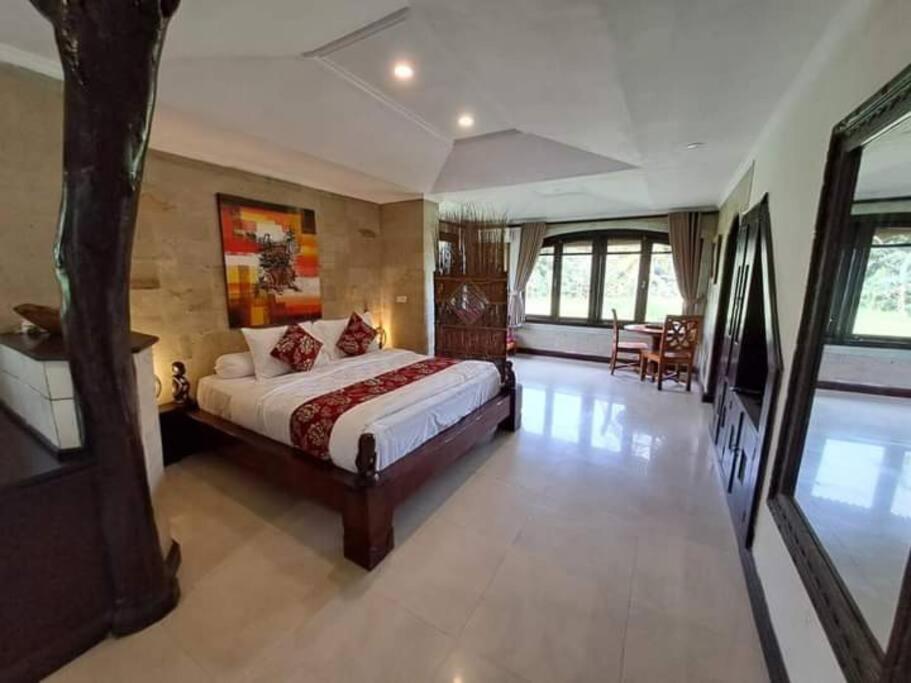 1 dormitorio con 1 cama grande en una habitación en Dzawani Villa Ubud, en Tampaksiring