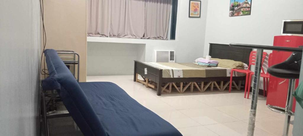 Habitación hospitalaria con cama y cama en Place to stay en Manila