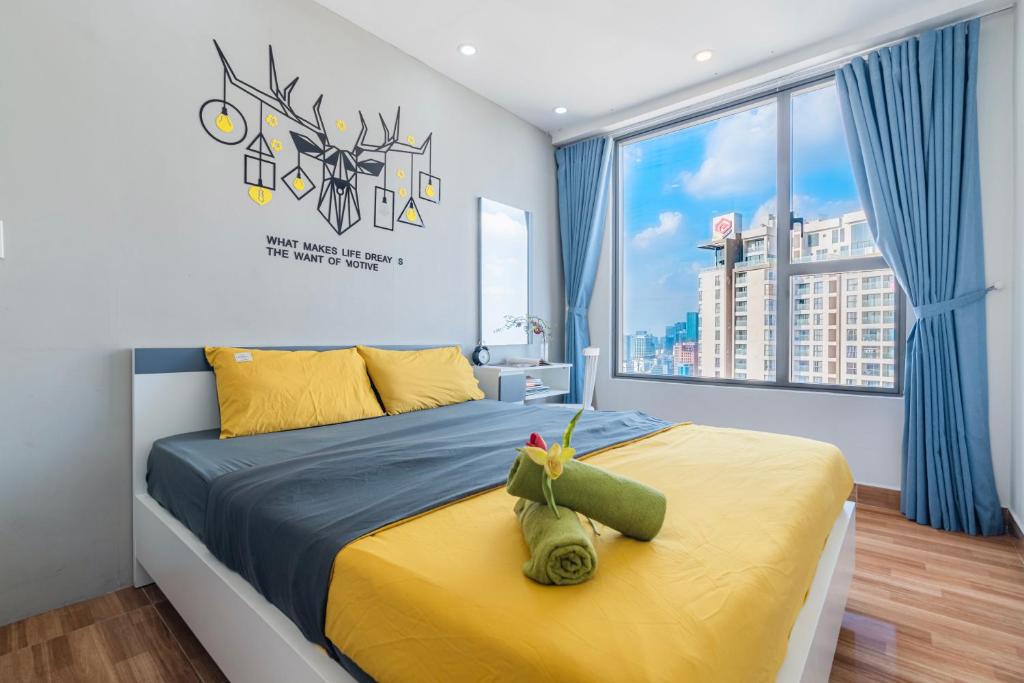 Tempat tidur dalam kamar di RiverGate Residence Apartment - The Origin