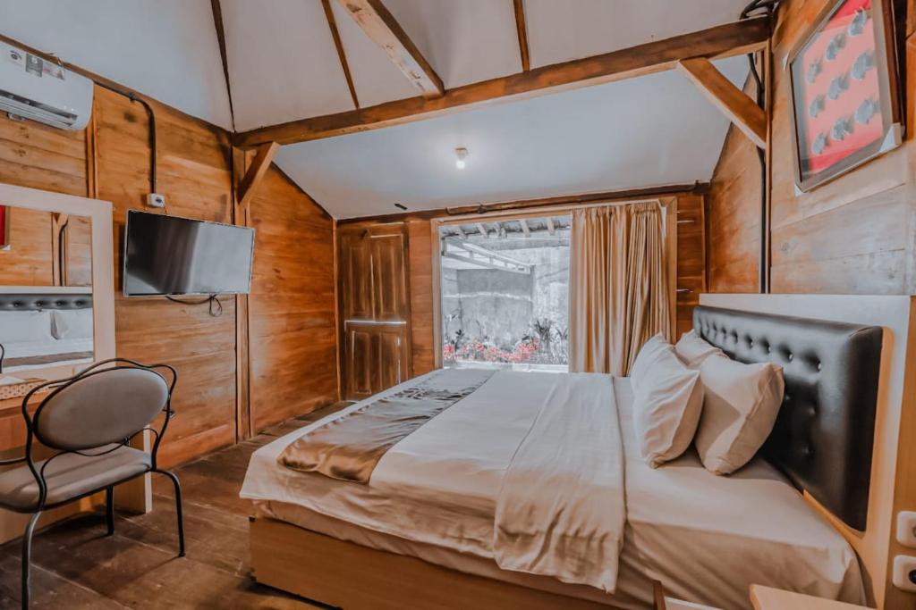 Postel nebo postele na pokoji v ubytování D'Kaliurang Resort & Convention Yogyakarta