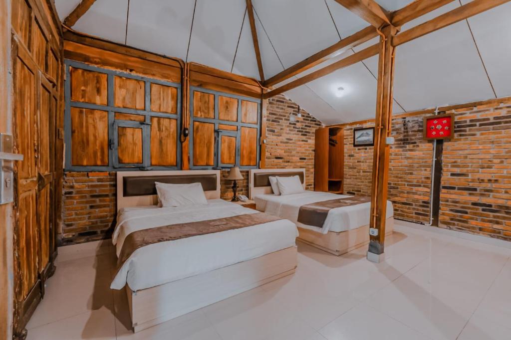 Postel nebo postele na pokoji v ubytování D'Kaliurang Resort & Convention Yogyakarta