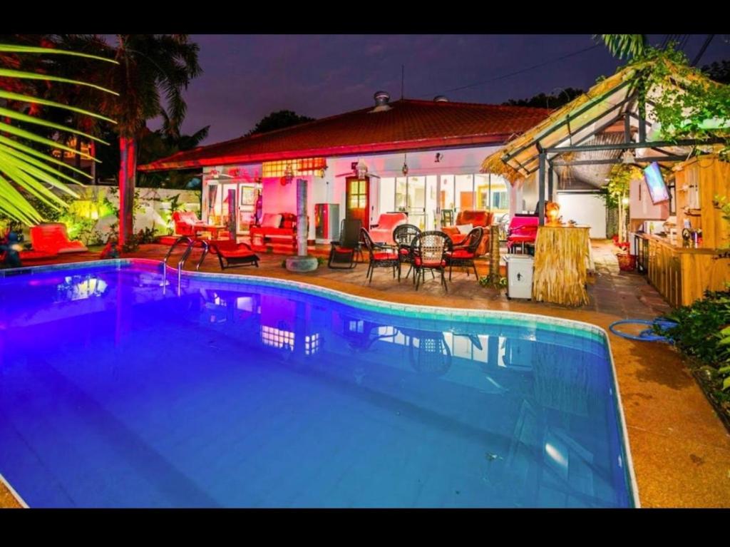 una piscina frente a una casa por la noche en Siri Villa en Jomtien Beach