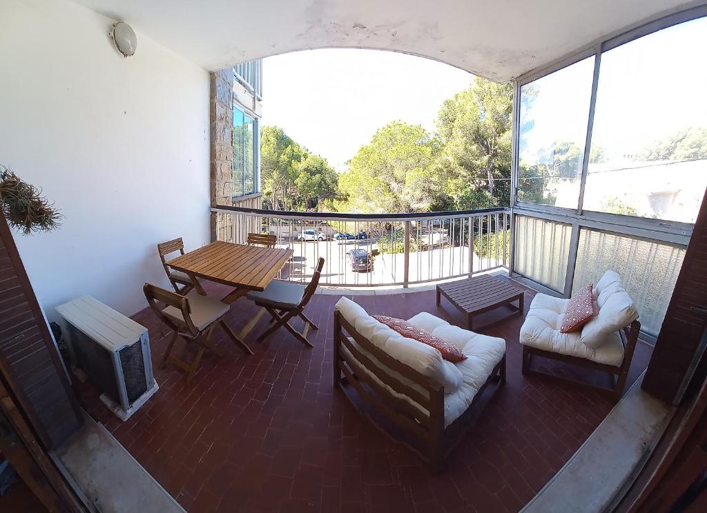 Balcón con mesa, mesa y sillas en La pinède, 50 m2, 3 mn à pied des plages, lit King Size, en La Seyne-sur-Mer