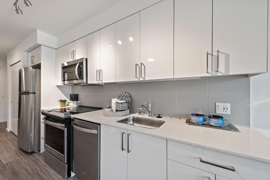 University of Washington New Apartment Studio w/kitchen and balcony,  Seattle – Updated 2024 Prices