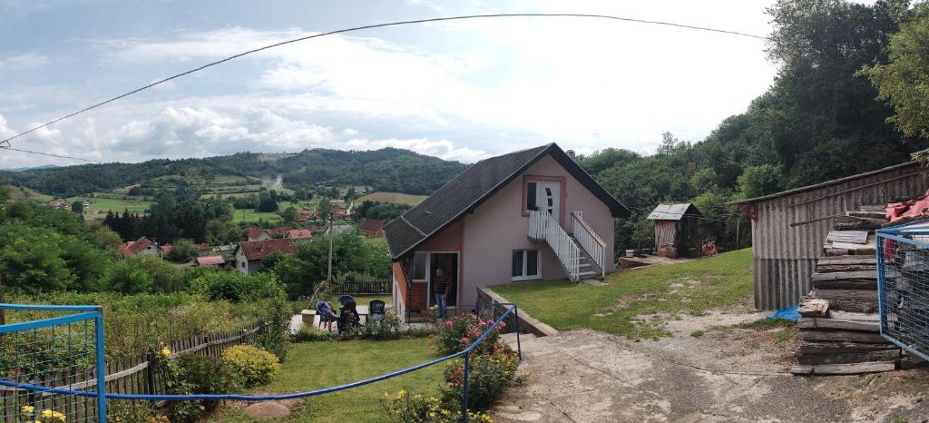 una casa con una manguera delante de ella en Guesthouse Sjenicic, en Guča