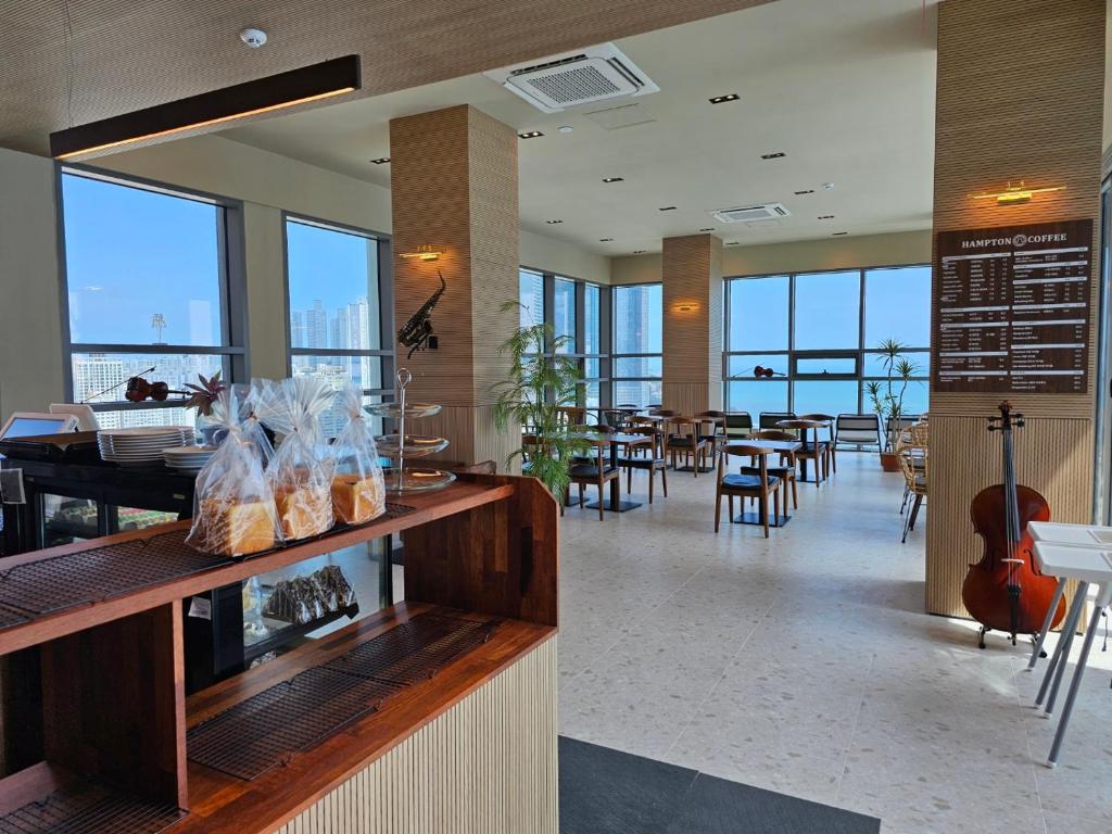 Restaurace v ubytování ELBON the stay Haeundae beach ocean view