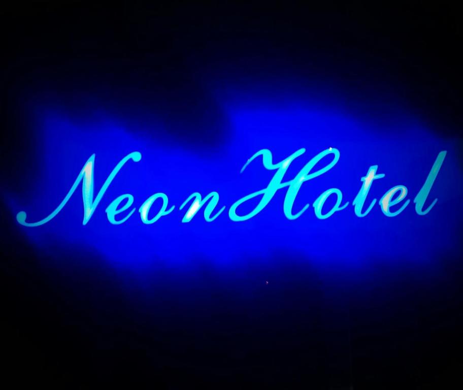 Certifikát, hodnocení, plakát nebo jiný dokument vystavený v ubytování Neon Hotel