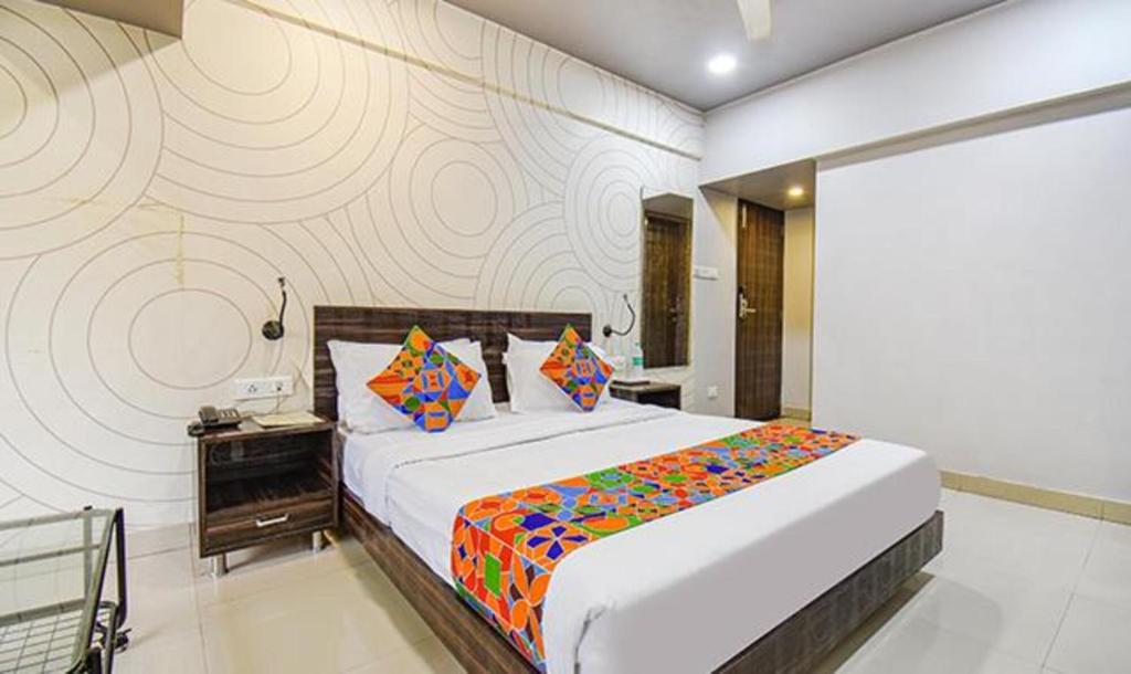 Un pat sau paturi într-o cameră la FabHotel Rajdhani I Near Pune Railway Station
