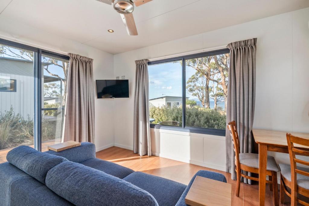 TV a/nebo společenská místnost v ubytování Swansea Beach Chalets
