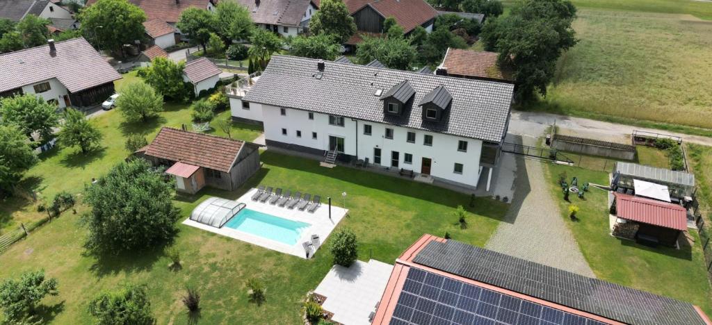 una vista aérea de una casa con piscina en Landurlaub Eichinger, en Thurmansbang