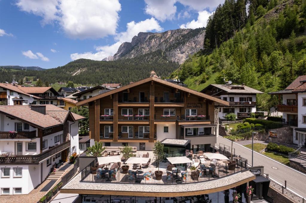 Een luchtfoto van een resort met bergen op de achtergrond. bij Hotel Sun Valley in Selva di Val Gardena
