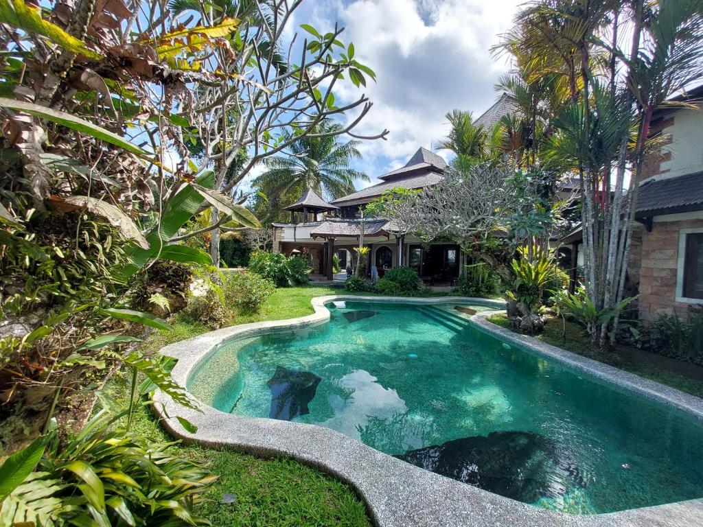 - une piscine dans la cour d'une maison dans l'établissement Dzawani Ubud, à Tampaksiring